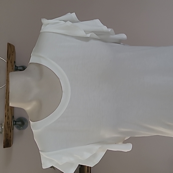 NWT Ruffled shoulder top - Picture 2 of 6